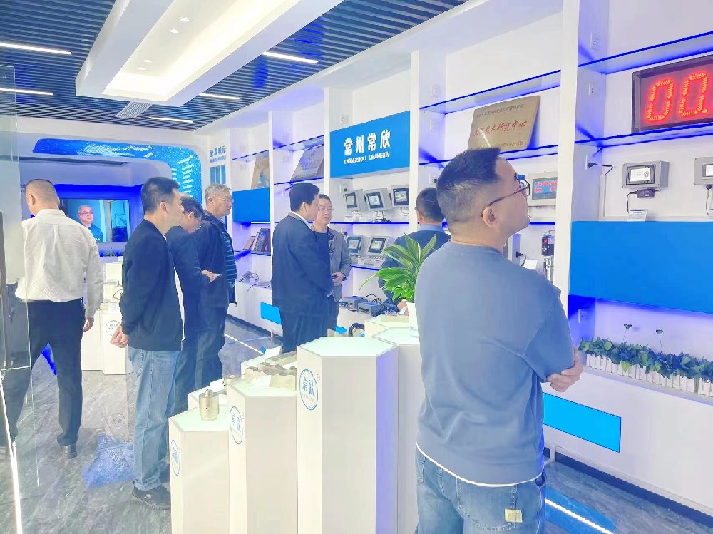 熱烈祝賀中國重型機(jī)械工業(yè)協(xié)會(huì)橋式起重機(jī)專業(yè)委員會(huì)九屆八次理 事會(huì)暨十屆一次會(huì)員大會(huì)在江蘇省常州市召開順利召開并圓滿結(jié)束！